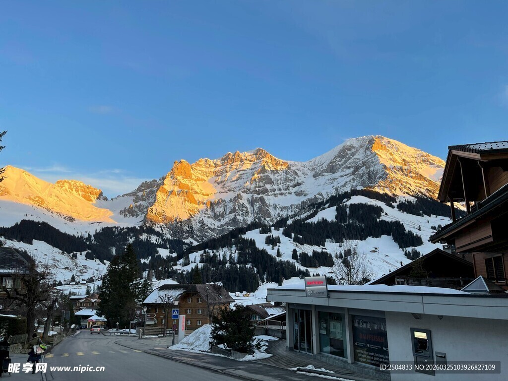 雪山下的小镇美景