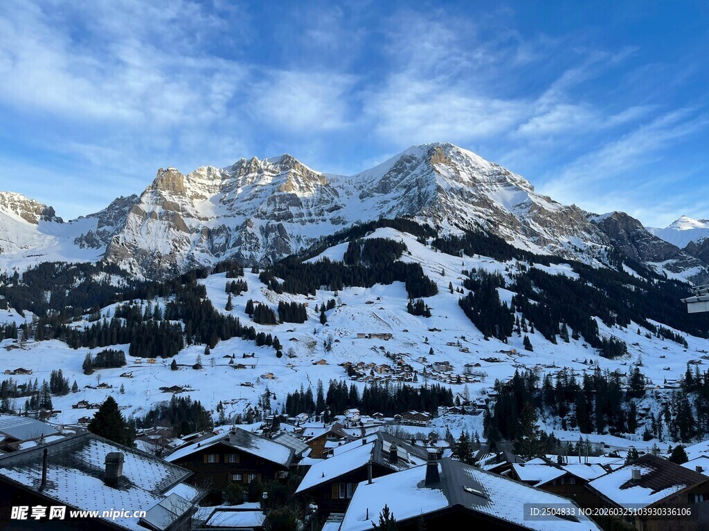 冬日雪山下的静谧村落