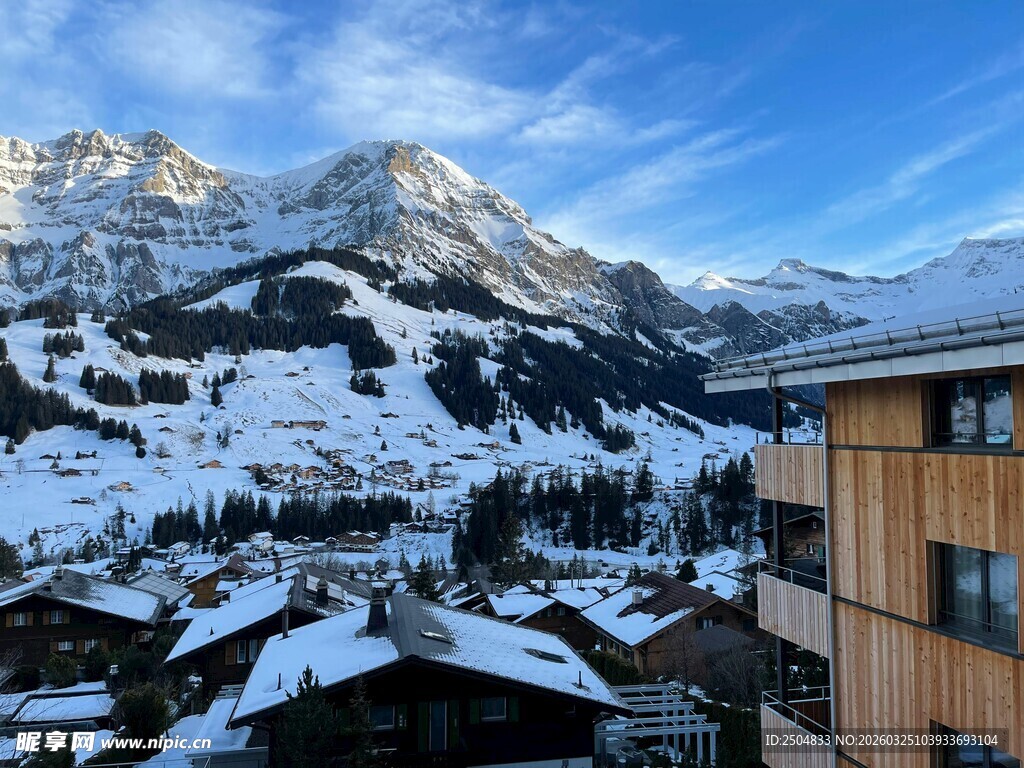 雪山下的温馨木屋景观