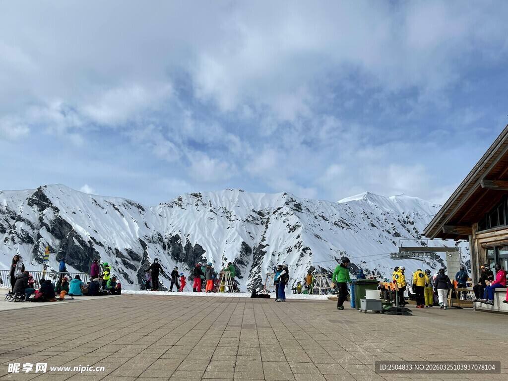 雪山下的户外休闲场景