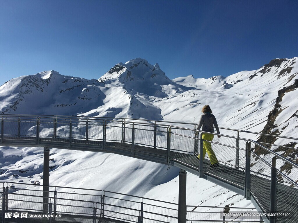 雪山栈道上的孤独身影