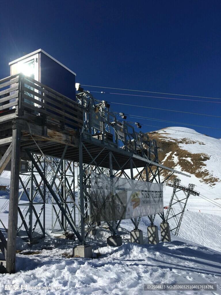 雪山上的木质高台小屋