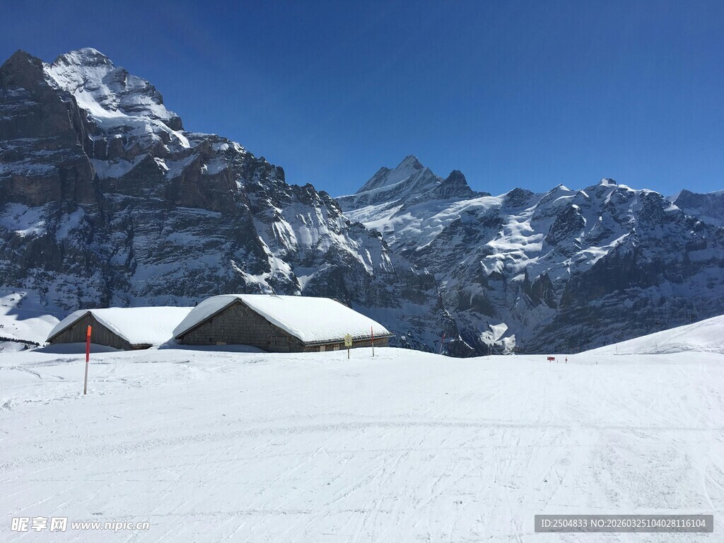 雪山下的静谧小屋