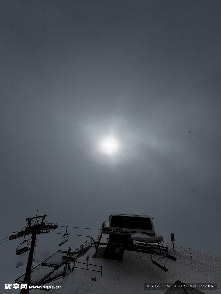 雪后阳光下的户外设施