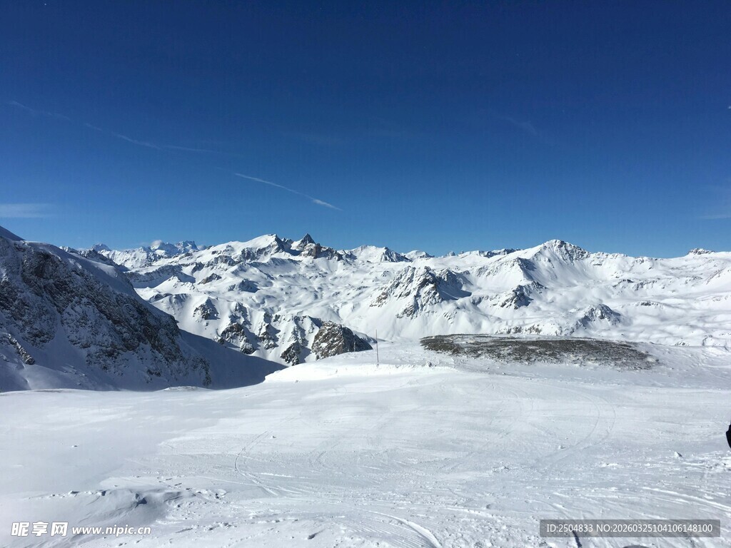 雪山滑雪场景