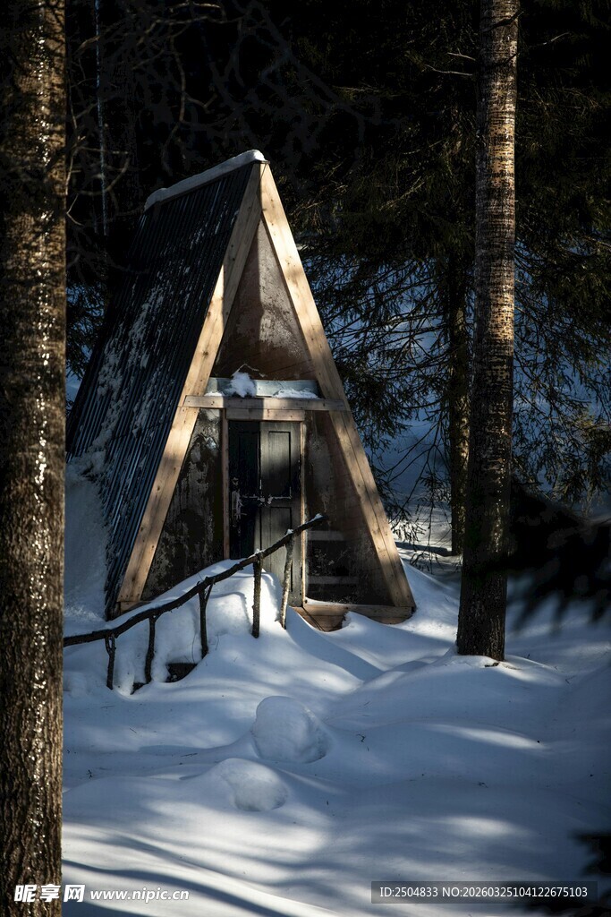 雪林中的三角木屋