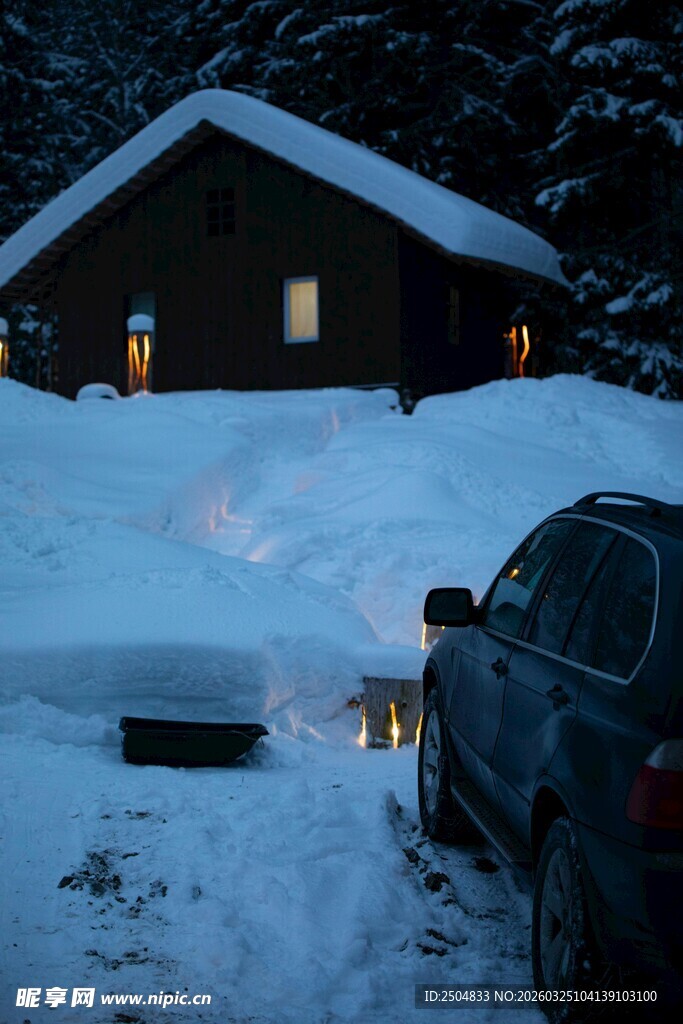雪夜中的温馨小屋与汽车
