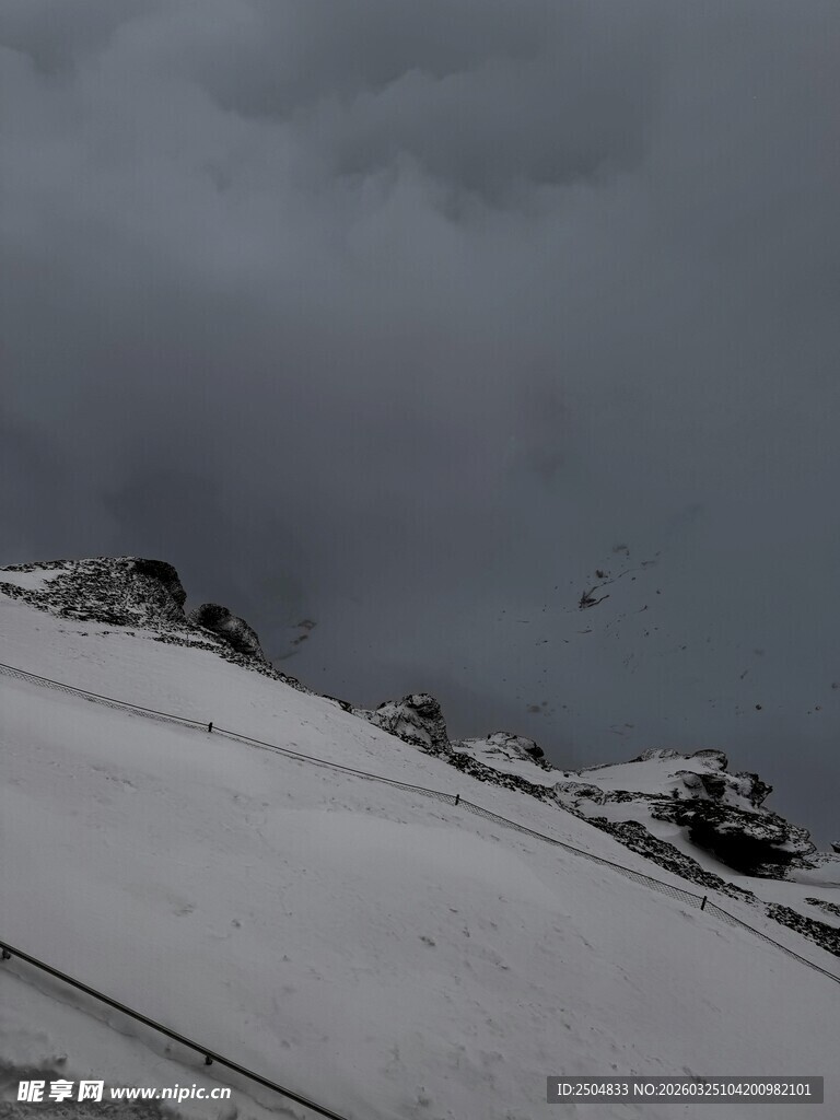 乌云下的雪坡景观
