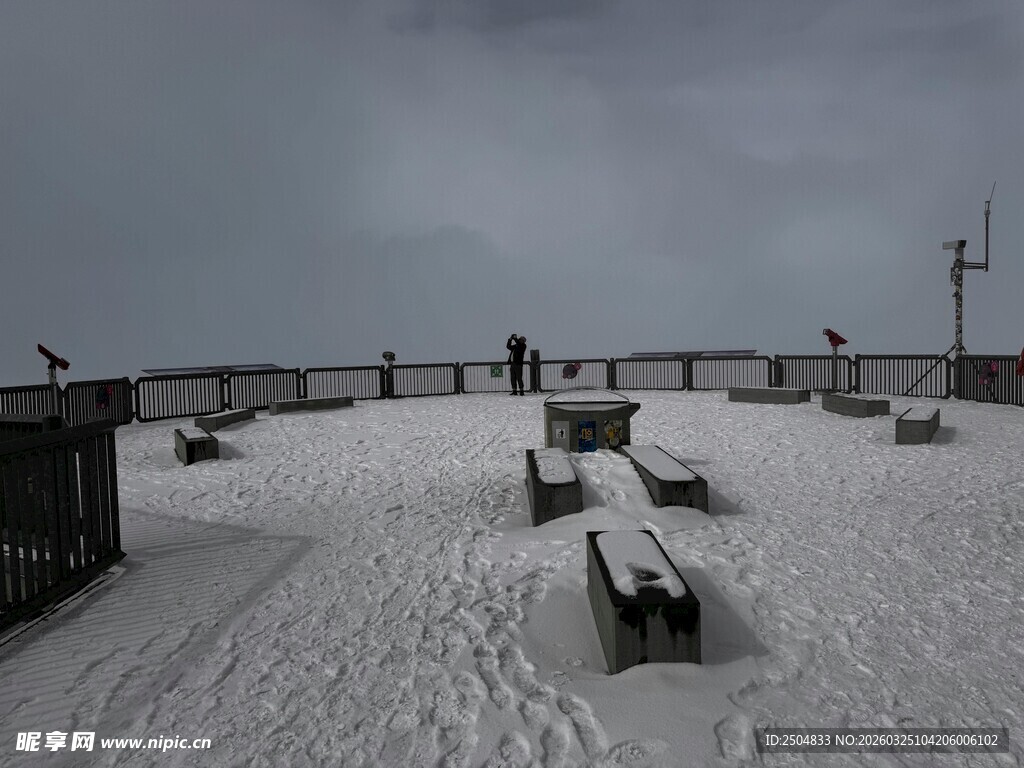 雪覆平台 阴云下的静谧景象