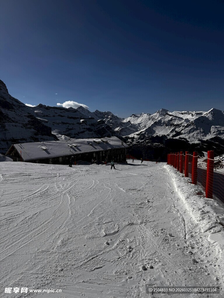 雪山滑雪场的壮丽雪景