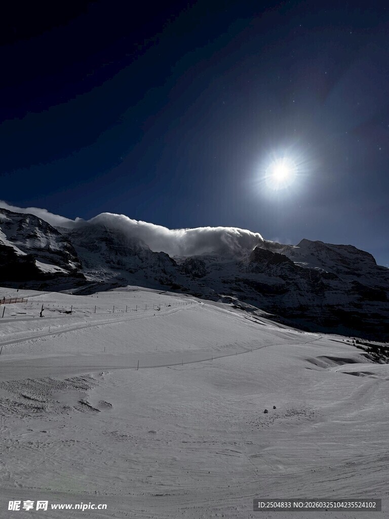 月夜下的雪山美景