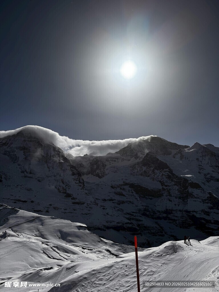 雪山之巅的耀眼阳光