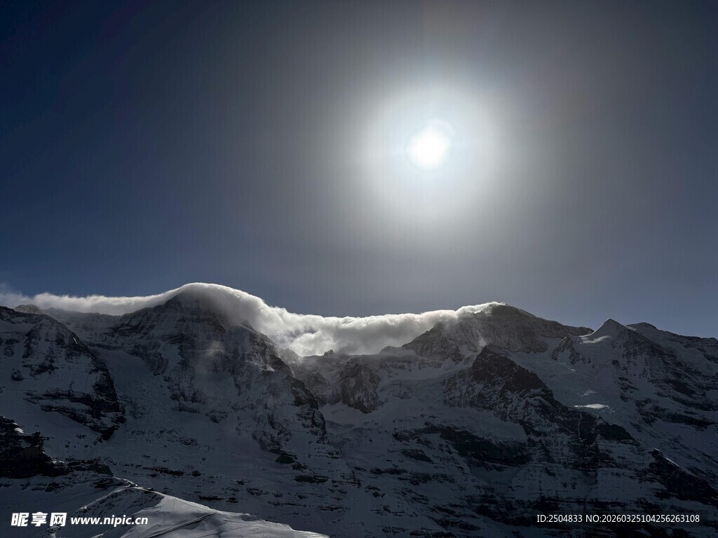 雪山之上的耀眼日光