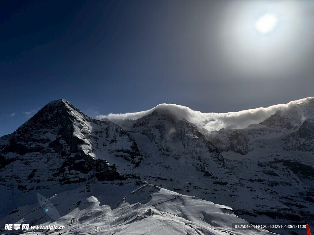 雪山之巅的耀眼日光