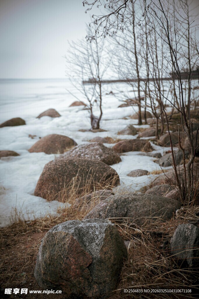 冬日湖畔 冰雪与岩石景致