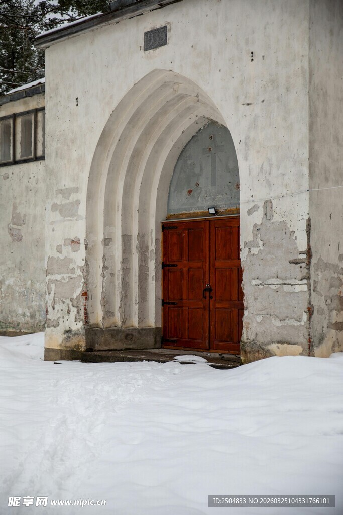 雪覆下的拱形红门建筑