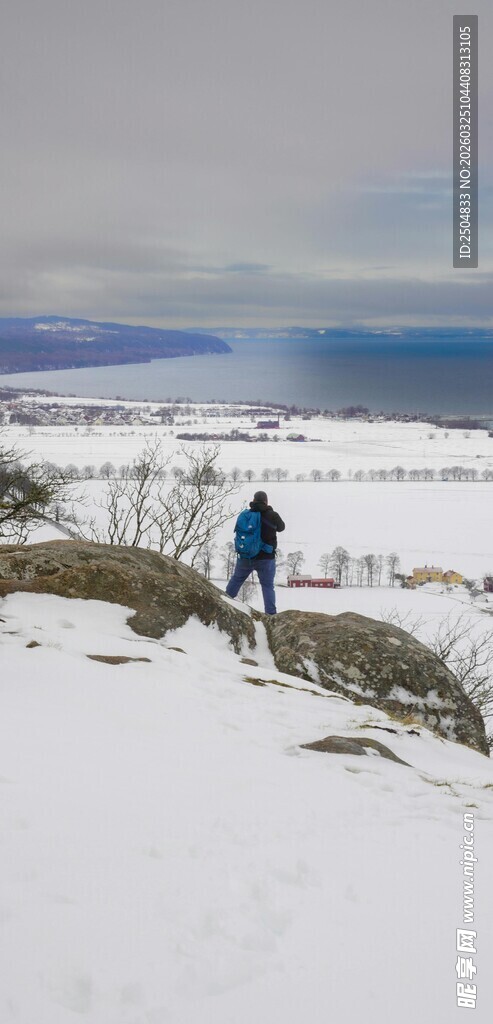 雪地中一人眺望辽阔大海