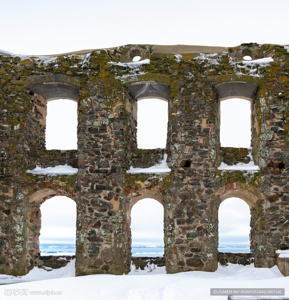 雪覆古老石墙建筑遗迹