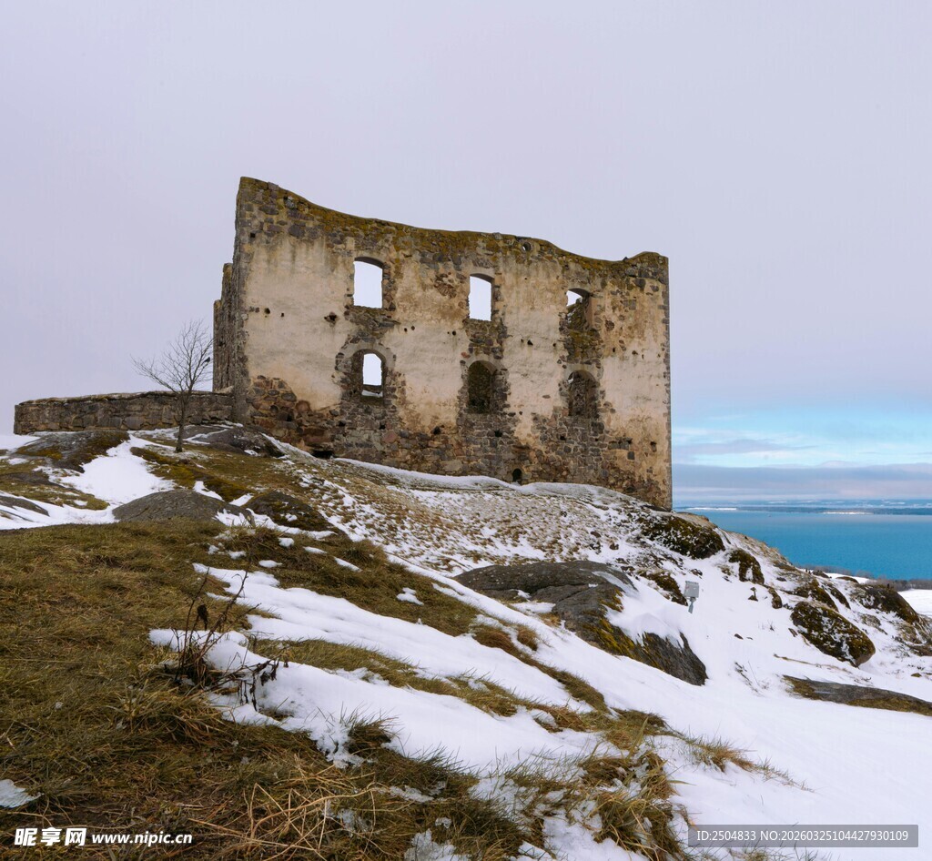 雪覆崖顶古老城堡遗迹
