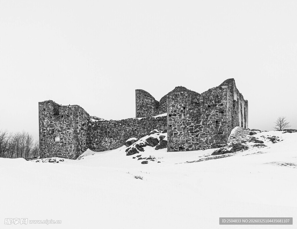 雪覆废墟尽显沧桑之美