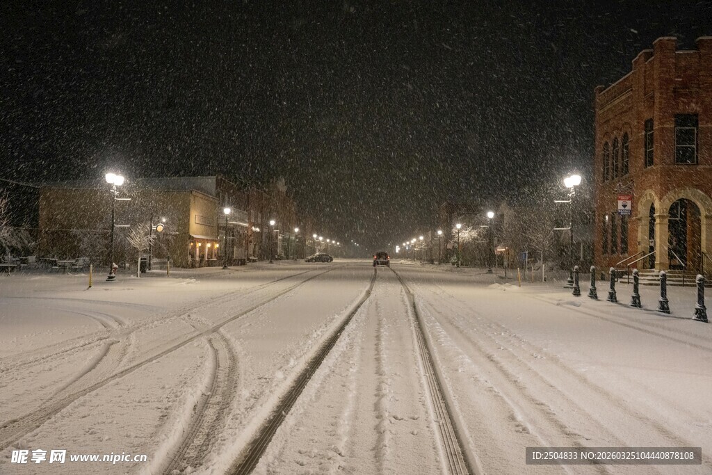 雪夜中的静谧街道