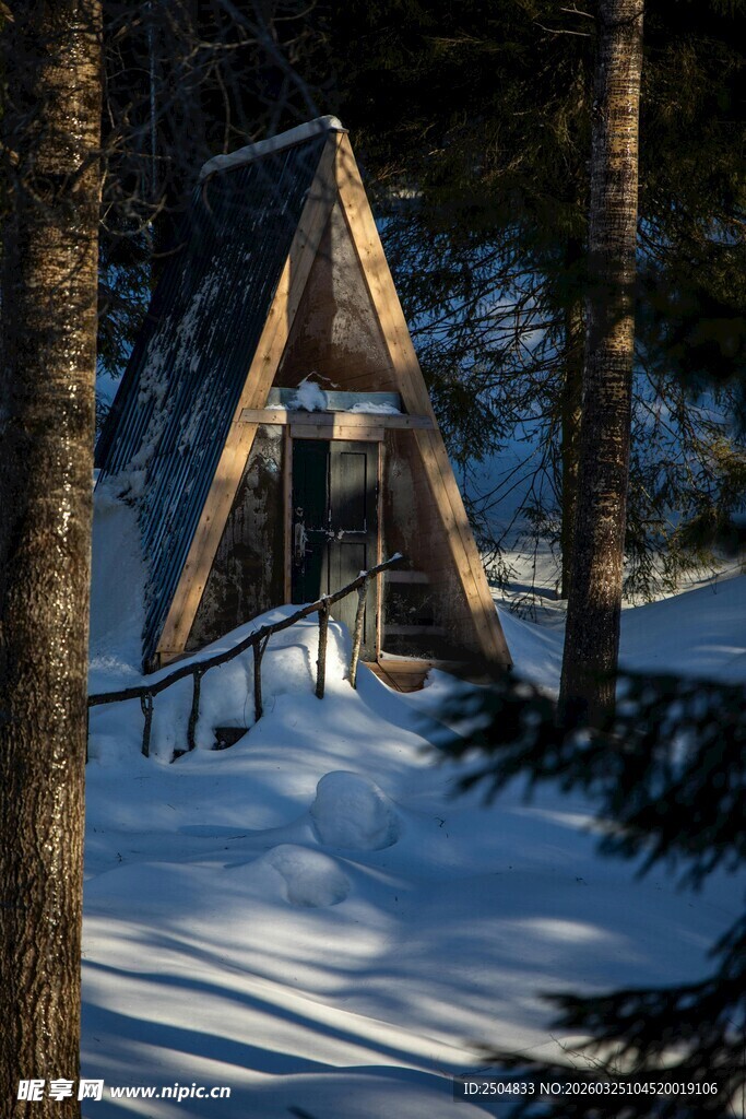 雪林中的三角木屋