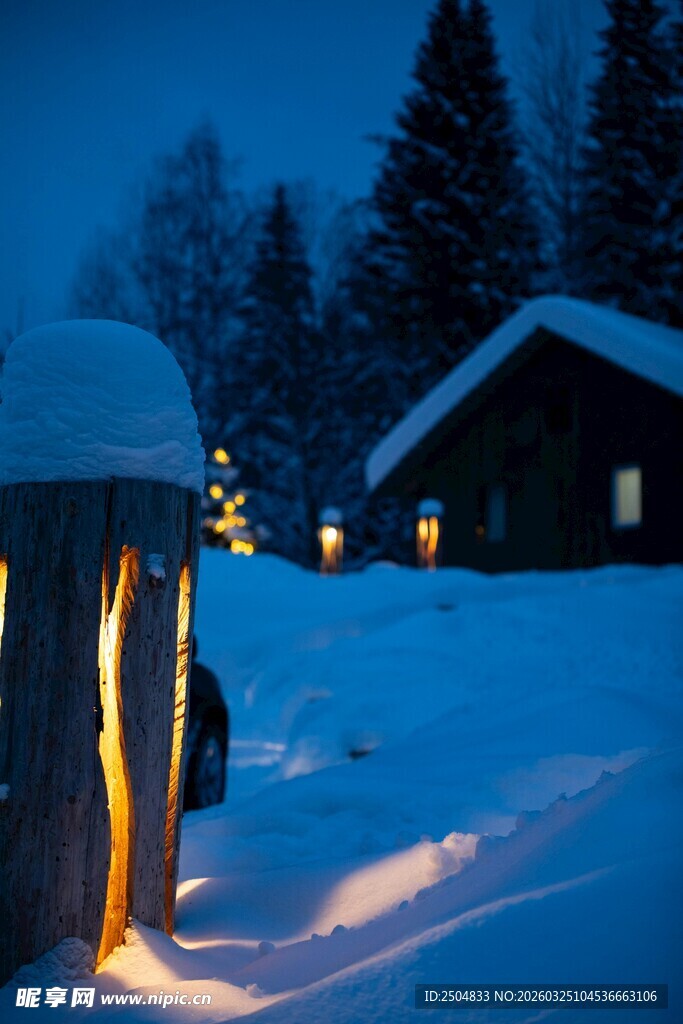 雪夜木屋 静谧温馨景象