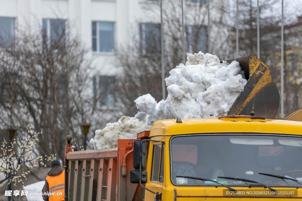 黄色卡车装载白色泡沫废料