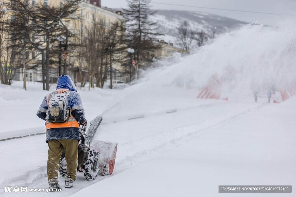 工人操作机器进行雪地作业