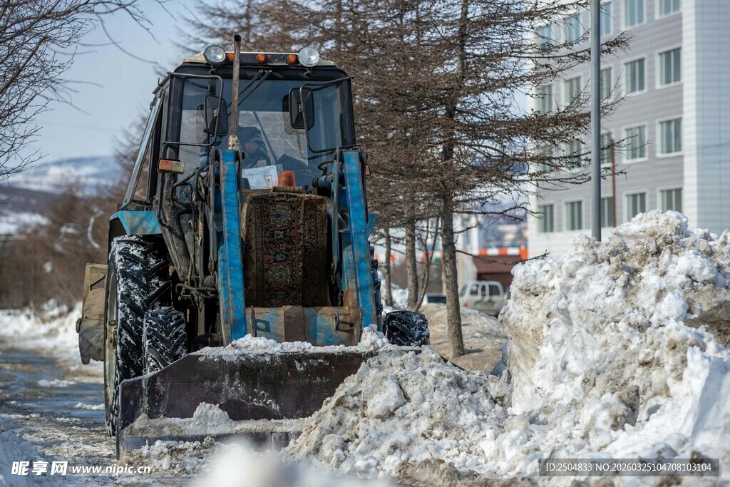 铲雪拖 机清理道路积雪