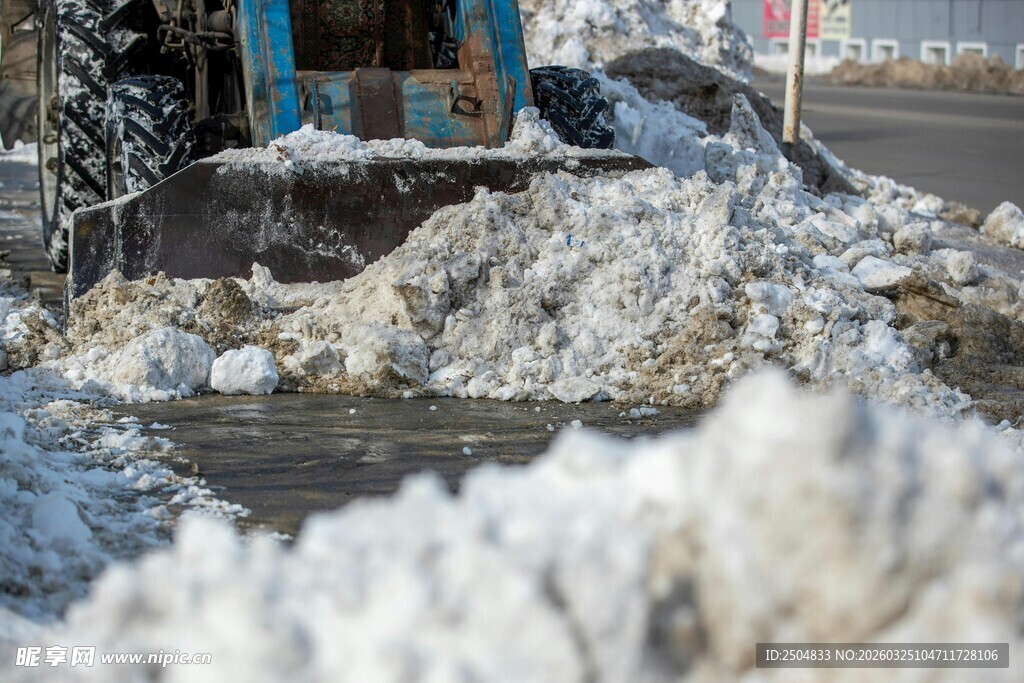 垃圾场中的堆积废弃物