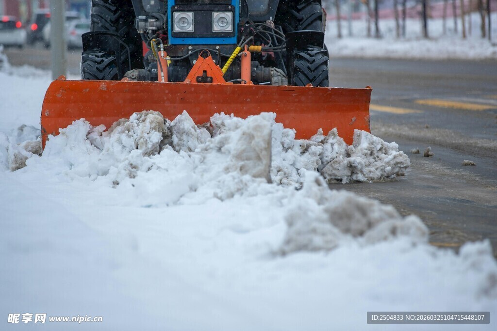 铲雪车清理道路积雪