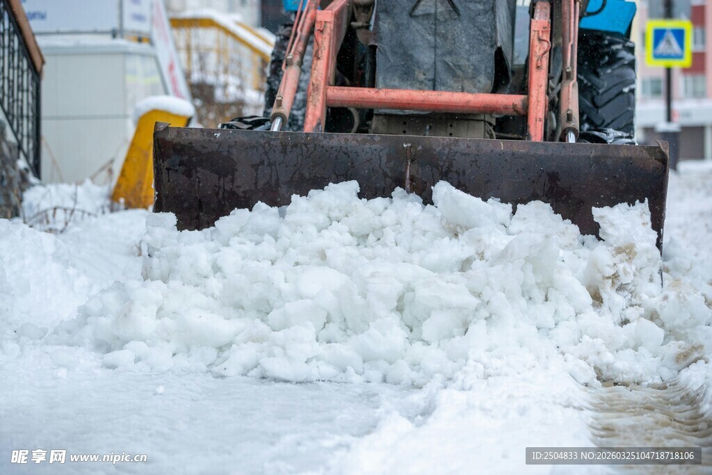 铲雪车正在清理大量积雪