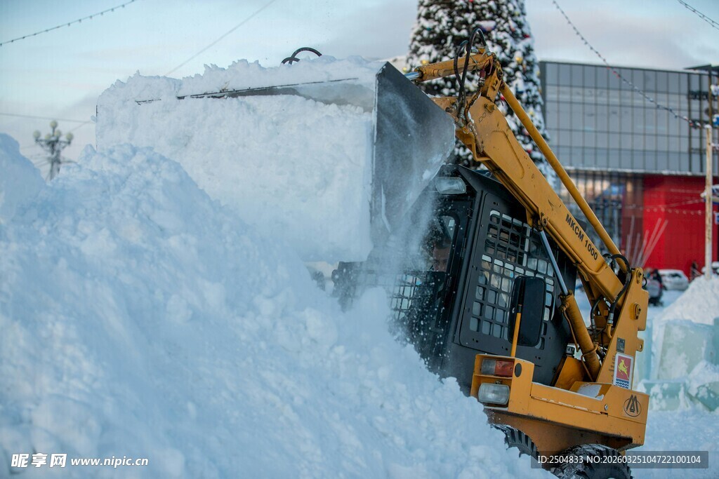 雪地中的挖掘机作业场景