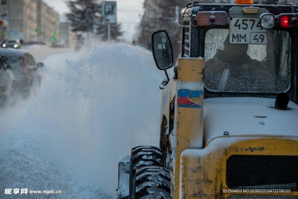 雪地中作业的黄色除雪车
