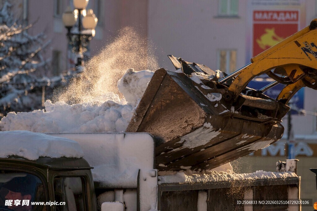挖掘机正在进行除雪作业