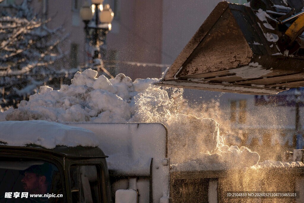 冬日雪景中的温馨街景