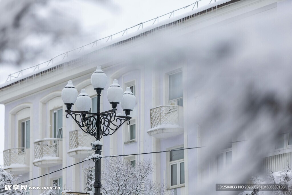 雪中欧式建筑与古典路灯