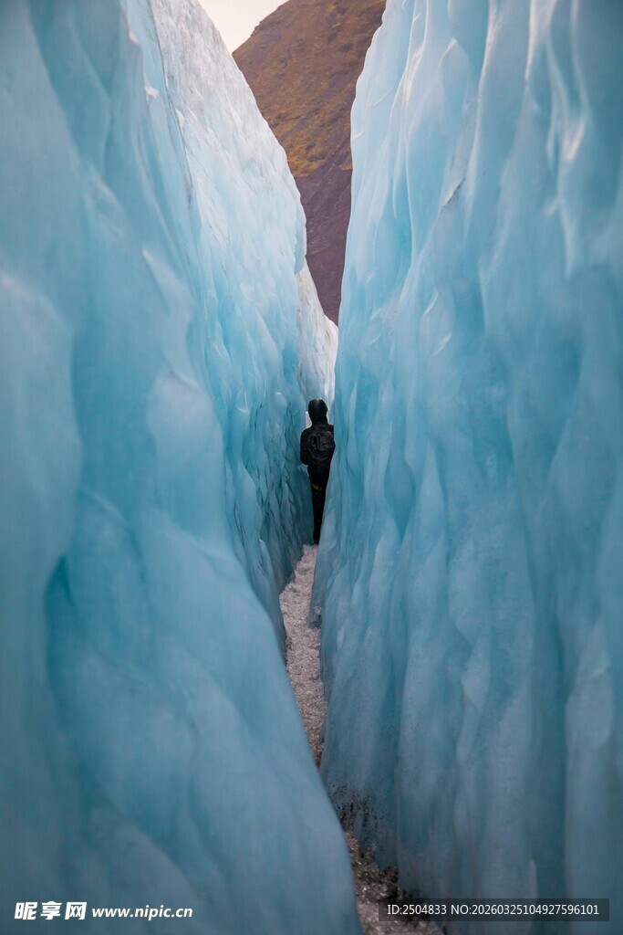 冰川狭道中的神秘景象