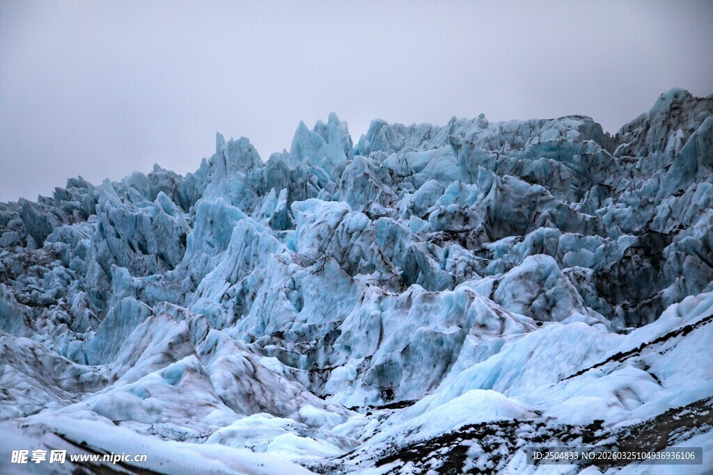 冰雪覆盖的壮丽山峰