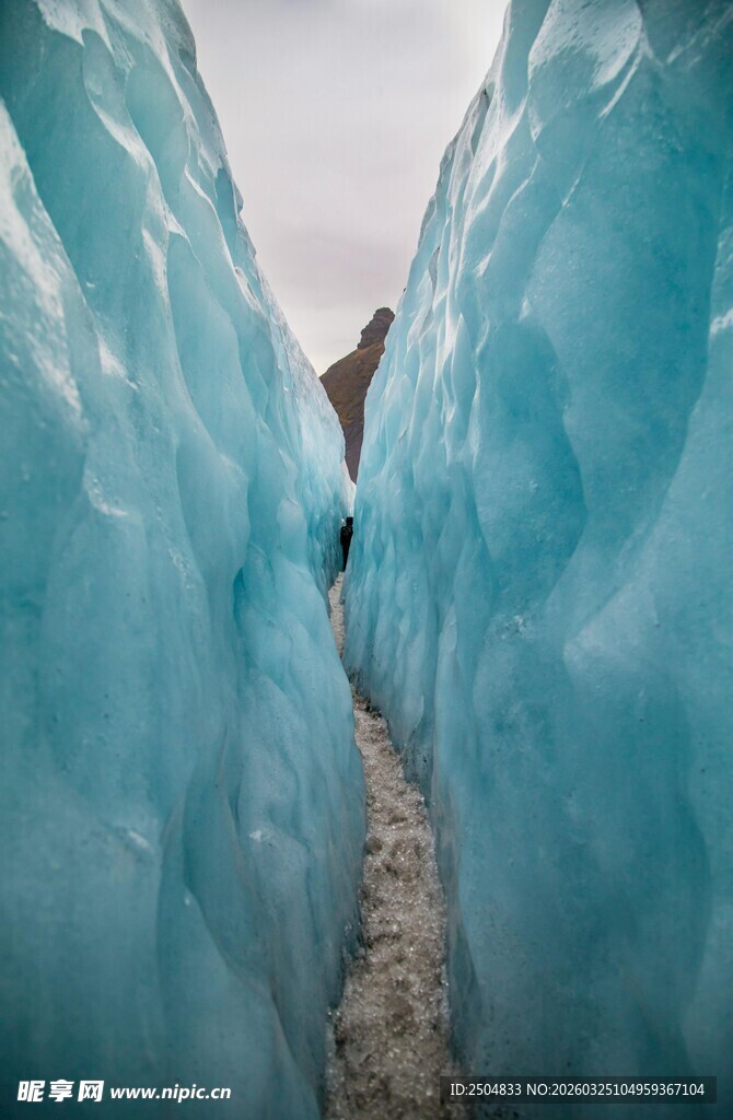 冰川裂缝中的壮丽景观