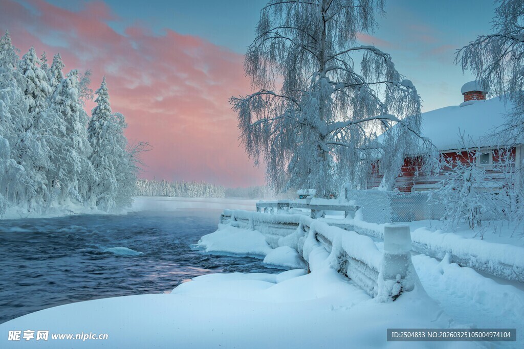 冬日雪景中的静谧村庄