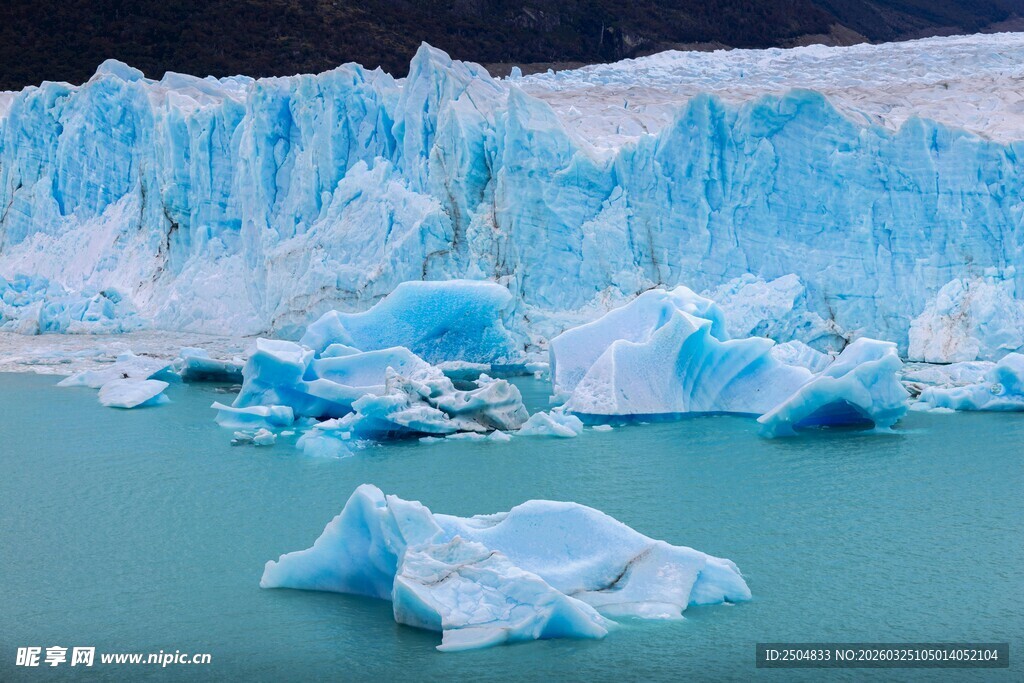 蓝色冰川漂浮于宁静水域