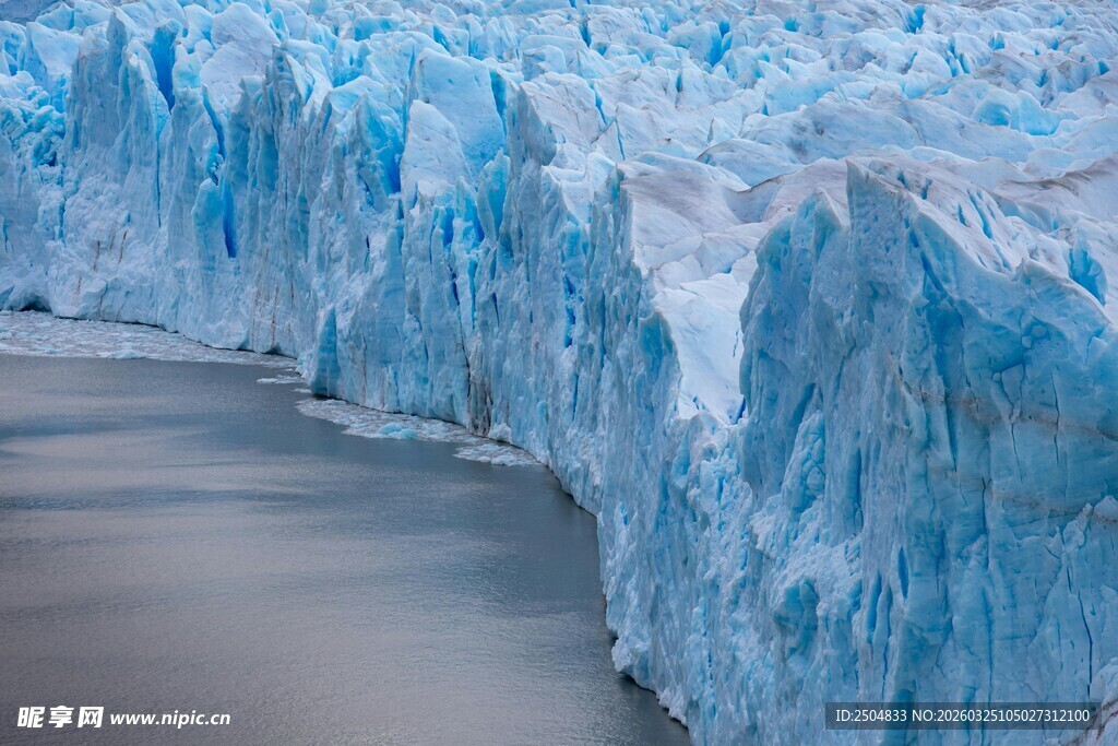 蓝色冰川景观
