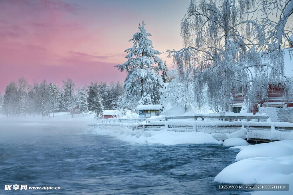 冬日湖畔雪景 静谧之美