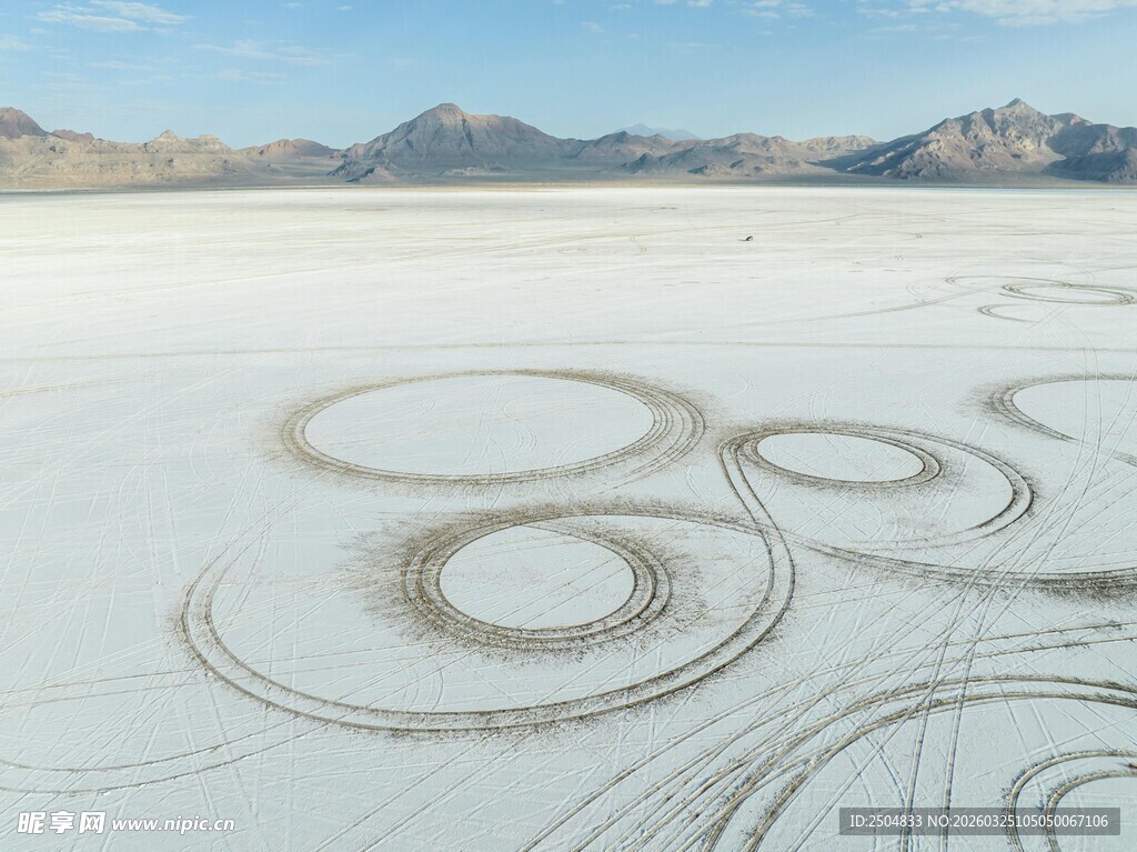  漠中的神秘环形地面图案