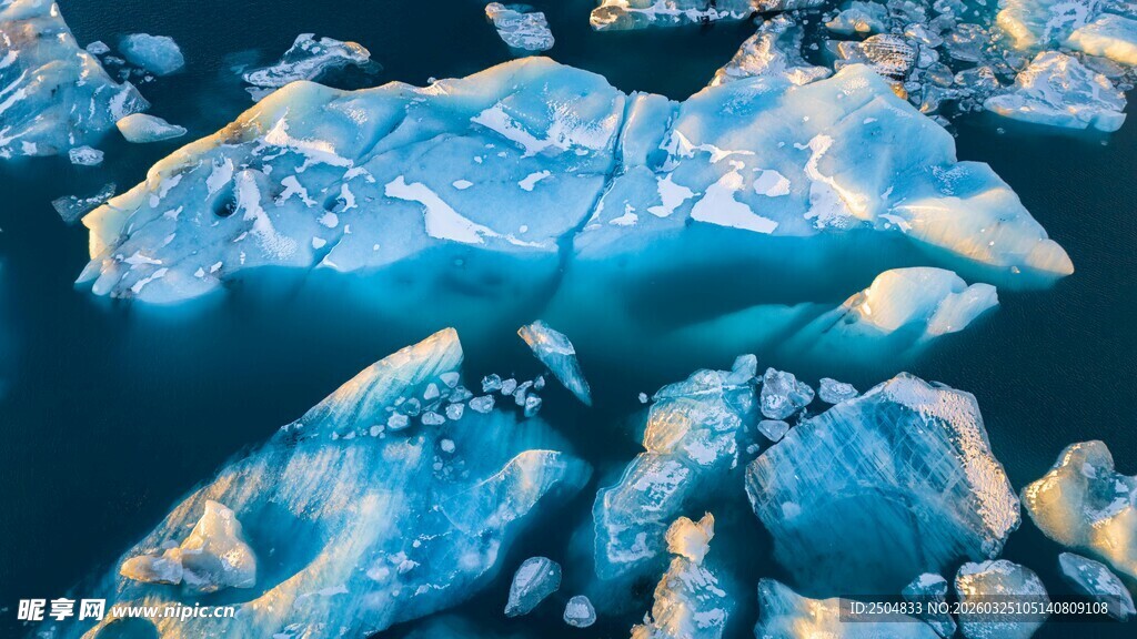 蓝色海洋中的漂浮冰块