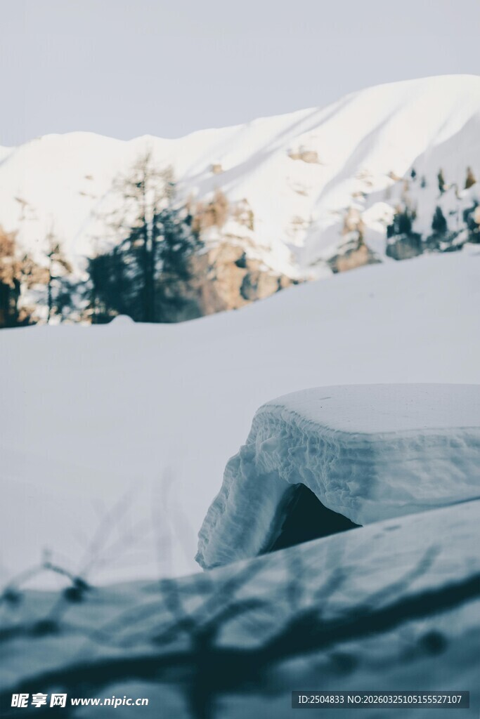 雪覆山峦间的静谧景致