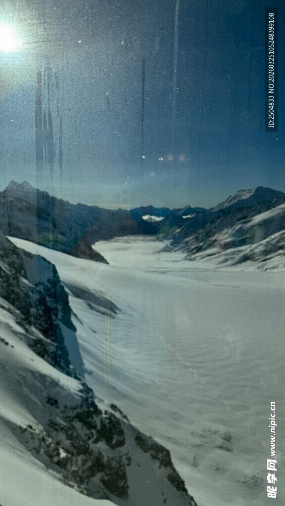 雪山壮丽景观 阳光洒落