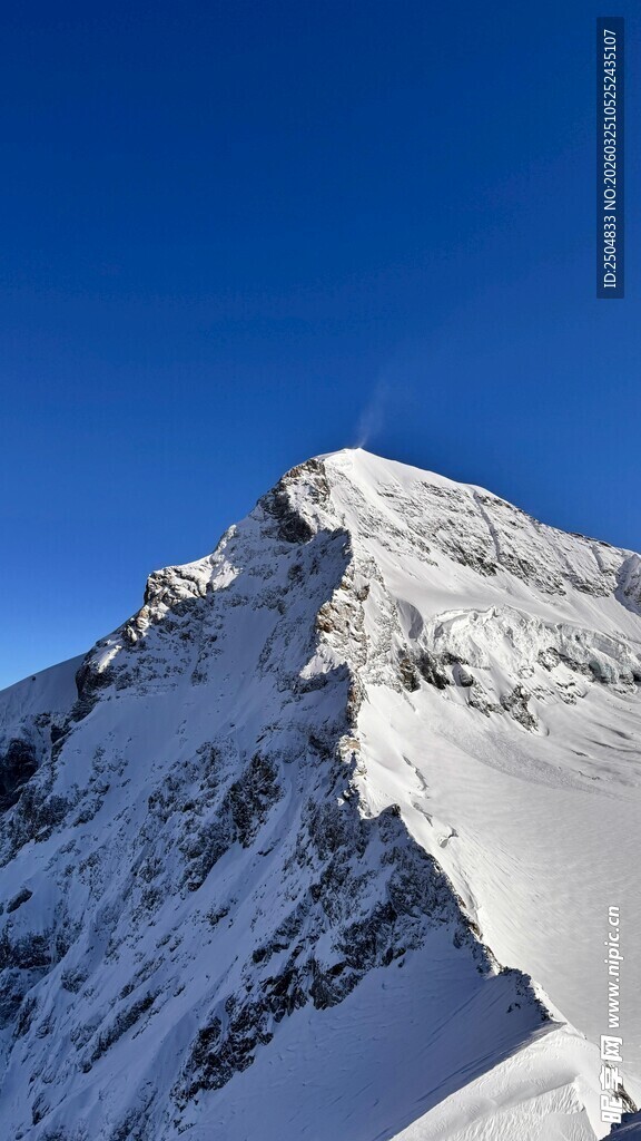 巍峨雪山 尽显壮丽风光